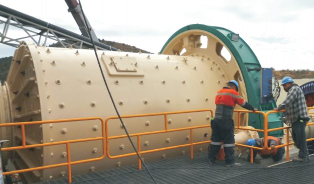 Ball and SAG grinding mill for ore comminution