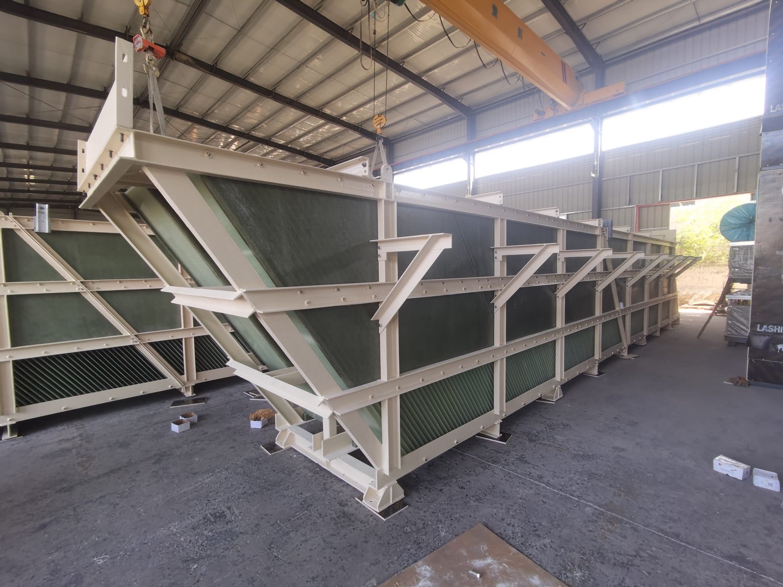 FRP lamella plate pack with inclined settling plates