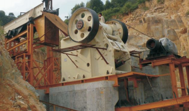 Jaw crusher for primary crushing of ore and rock
