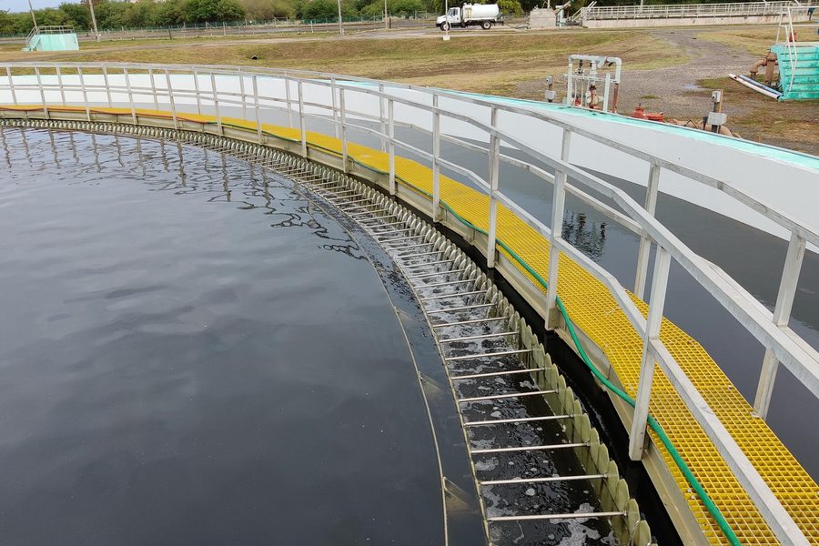 Thickener and clarifier tank with launder