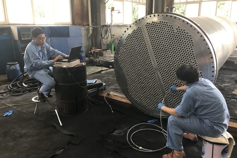 Shell and tube heat exchanger with tube bundle